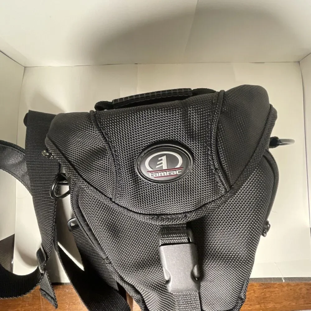 Tamrac Camera Bag Black 5683 SLR DSLR Adjustable Strap Pockets Handle Mint Cond